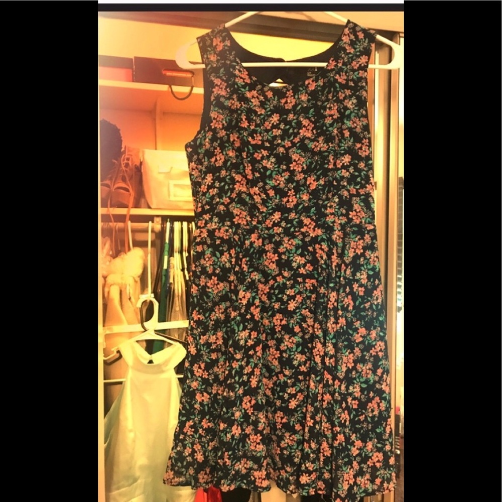 Small floral print dress open back